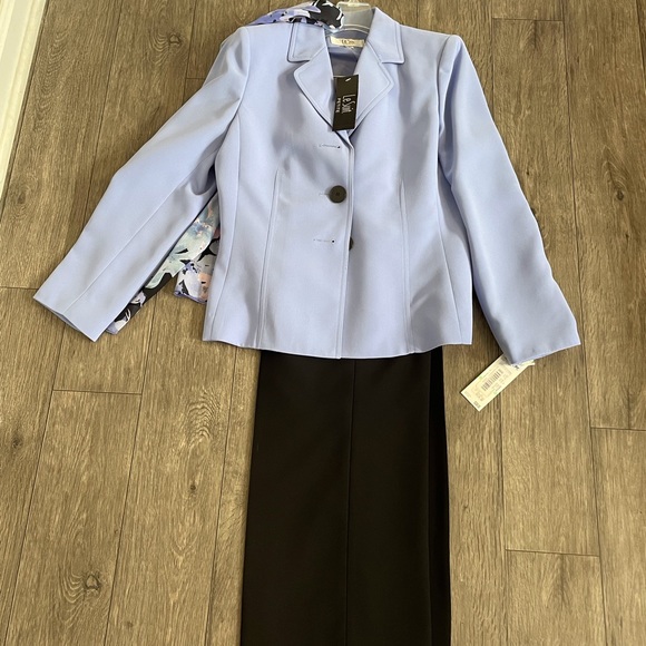 Le Suit Pant Suit, Women’s 2 pc; violet jacket w/black pants. Size 8Petite. NEW - Picture 5 of 13